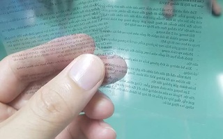 Học sinh để quên đồ sau giờ kiểm tra, thầy giáo cầm lên mà ngỡ ngàng: Quay cóp tinh vi như này chắc IQ phải cao ngất ngưởng