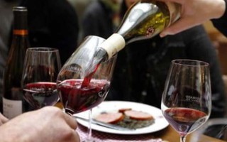 Trăm triệu lít rượu vang Pháp tồn kho vì dịch biến thành nước rửa tay