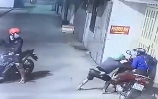 Cô gái cướp xe ôm rồi sang Anh ở với mẹ