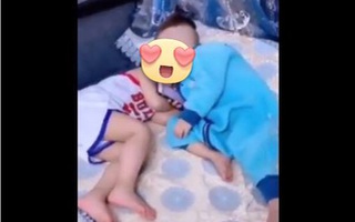 Đang ngồi xem điện thoại thì phát hiện ra em đã ngủ say, anh trai làm một loạt hành động khiến mọi người "lịm tim"