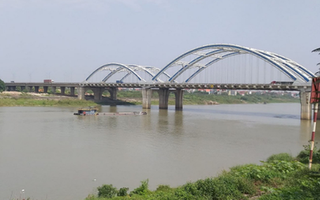 Vợ không chịu sang tên đất, gã đàn ông rình sát hại vợ rồi phi tang thi thể xuống sông Hồng