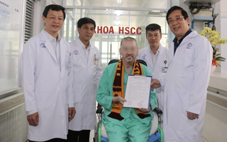 Bệnh nhân 91 tươi cười nhận giấy ra viện, Đoàn bay 919 đến tiễn phi công người Anh về nước