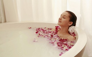 Người phụ nữ này suýt mất mạng vì thói quen tắm bồn nước nóng