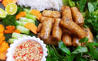 Làm chả giò, cứ “nắm thóp” những điều cơ bản này thì đến đầu bếp đại tài cũng phải khen bạn tới tấp vì món chả giò để giòn tới vài tiếng 