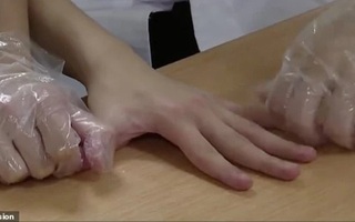 Cậu bé 15 tuổi bất ngờ ngất xỉu trong nhà, lúc này bố mẹ mới "ngã ngửa" khi biết những gì con mình đã làm bên trong căn phòng đóng cửa sổ, khóa cửa ra vào