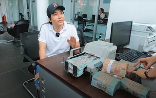 Youtuber Khoa Pug bất ngờ trở lại sau thời gian “ở ẩn”, chân mang dép lào, tay xách nguyên bọc tiền trị giá cả tỷ đồng đến sắm ôtô