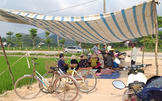 Người dân Sóc Sơn tháo dỡ lều bạt sau 4 ngày chặn xe vào bãi rác lớn nhất Hà Nội