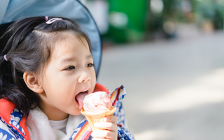 Mùa hè, trẻ nào cũng thích ăn kem nhưng chuyên gia khuyến cáo không cho trẻ dưới độ tuổi này thưởng thức kem