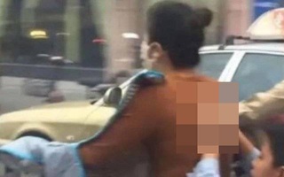 Thấy mẹ mặc áo hở lưng, bé trai có hành động bất ngờ khiến người đi đường hết lời ngợi khen: Nhỏ tuổi mà đã biết hiếu thảo