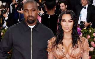 Kim Kardashian phẫn nộ vì Kanye West kể chuyện cô phá thai trong bài phát biểu tranh cử Tổng thống, cả gia tộc sốc nặng 