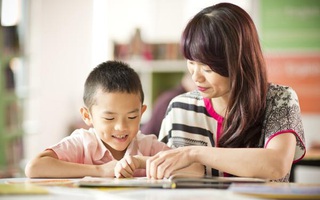 Dù không phải là siêu sao ngoại ngữ, bố mẹ vẫn có thể chuẩn bị cho con nền tảng tiếng Anh vững vàng nhờ bí kíp đặc biệt này