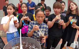 Bà Tân Vlog quay về với loạt món siêu to khổng lồ, nấu trà bí đao 60 lít bị dân mạng soi mất vệ sinh, hương vị trà khiến "khách mời" uống thử nhăn mặt