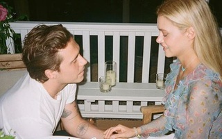 Brooklyn Beckham chính thức hé lộ ảnh cầu hôn tiểu thư tỷ phú: Quỳ gối và mở lời, nụ hôn nóng bỏng gây chú ý