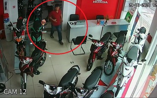Hy hữu: Nhặt được ví tiền mang trả, trả xong mới tá hỏa khi người đánh rơi chính là kẻ trộm xe nhà mình
