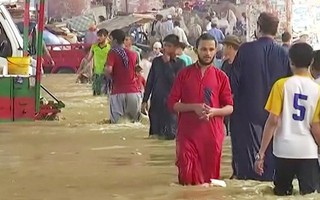 Thành phố lớn nhất Pakistan ngập sâu do mưa bão, 8 người chết