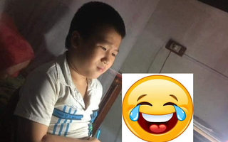 Cô giáo hỏi "sao em không làm bài tập về nhà", trò liền lặng lẽ đưa ra 1 tấm hình mà cô giáo phải bụm miệng cười, không thể phạt