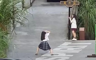 Hình ảnh hai cô gái nhiệt tình tạo dáng cho nhau khiến dân mạng phụt cười vì độ “lầy lội” khi con gái tìm được đứa bạn thân hợp cạ