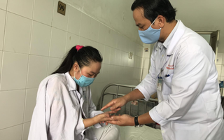 Bị ngã chấn thương tay nhưng đi thầy lang bó thuốc, người phụ nữ suýt tàn phế vì mang căn bệnh nguy hiểm ở xương