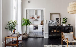 Căn hộ 73m² tạo dấu ấn đặc biệt nhờ lựa chọn sàn nhà màu tối