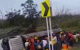 Xe bồn bị lật và phát nổ ở Colombia, hàng chục người thương vong