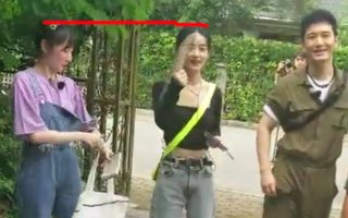 "Nhà hàng Trung Hoa 4": Triệu Lệ Dĩnh lại khoe eo nhỏ xíu nhưng vô tình để lộ chiều cao chưa đến 1m6? 