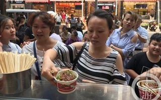 Tìm thấy nhẫn kim cương hỏi vợ ở quán ăn, chú rể liền đãi người dân 5000 bát mì để bày tỏ sự cảm kích