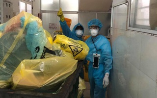 Nhân viên vệ sinh - những chiến binh thầm lặng trong cuộc chiến COVID-19: Bệnh viện là nhà, giường là nền đất hay thậm chí nhà vệ sinh