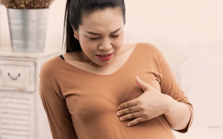 Buổi sáng thức dậy mà có cảm giác này ở ngực thì nên đi khám ngay, nguyên nhân có thể liên quan đến tim, hệ hô hấp hay là tiêu hóa
