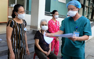Cụ bà 71 tuổi được chữa khỏi Covid-19: "Tôi được các bác sĩ chăm sóc tận tình còn hơn cả người thân"