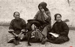 Loạt ảnh cũ phơi bày cuộc sống khắc khổ của người dân cuối thời nhà Thanh, có người còn bất chấp nguy hiểm để kiếm miếng ăn