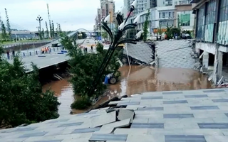 Video: Khoảnh khắc kinh khủng khi hố tử thần rộng 500m2 bất ngờ xuất hiện bên đường "nuốt chửng" 21 xe ô tô