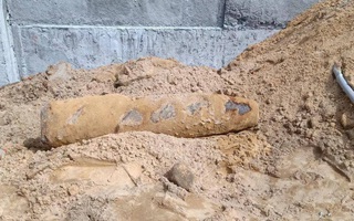 Đào móng nhà, hoảng hồn phát hiện bom ‘khủng’