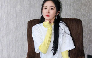 Bảo bối giữ da trắng của Dương Mịch: Găng tay chống nắng chuyên diện cùng áo phông cực hay ho