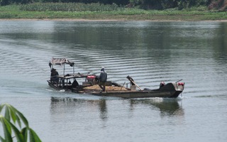 Tàu chở cát đang chạy bất ngờ gãy đôi, một người tử vong