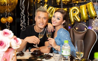Dù sinh năm 2000 nhưng bạn gái Bùi Tiến Dũng lại bị chê như U30, với phong cách trang điểm quá đậm khi cùng bạn trai dự tiệc sinh nhật