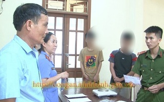 Bắt quả tang 2 học sinh lớp 11 mua bán cần sa ngay tại cổng trường