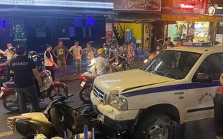 Xe công an phường lao vào hàng loạt quán ăn tại phố Tây Bùi Viện