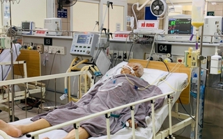 Hà Nội: Cụ ông ngộ độc Pate Minh Chay phải thở máy, bác sĩ vất vả tìm thuốc giải độc