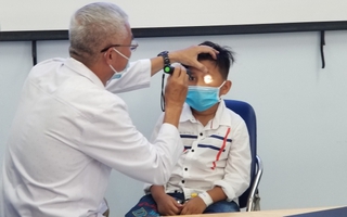 Bé trai 9 tuổi ngã xe đạp lồi nhãn cầu mắt