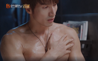 "Ông chú" Ngôn Thừa Húc đã U50 vẫn cặp kè gái trẻ kém 20 tuổi, khoe cơ bắp cuồn cuộn nhưng mặt bị chê già