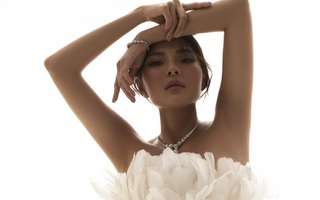 Lột bỏ vẻ kham khổ trong "Cát Đỏ", "Nàng Nhớ" Thúy Diễm bỗng hóa chim công lộng lẫy