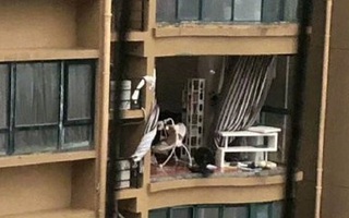 Bão Hagupit xé toạc ban công "chung cư cao cấp" ở TQ, cuốn bay người từ tầng 11 rơi xuống tử vong