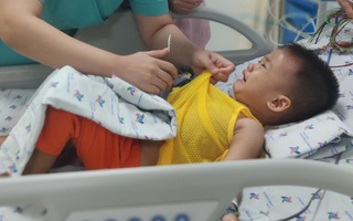 Cấp cứu bé trai uống độc chất mà tưởng nước thường