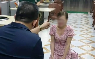 Nạn nhân bị chủ quán Nhắng nướng bắt quỳ gối có biểu hiện sang chấn tâm lý