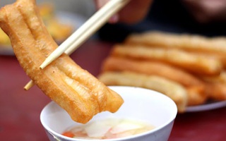 Quẩy chiên vỉa hè giòn ngon, bắt mắt nhưng hãy cẩn trọng vì sự thật có thể khiến bạn rùng mình