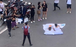 Chuyện lạ nhất phố Hà Nội hôm nay: Đôi bạn trẻ bày gối, trải chăn nằm đọc sách ngay giữa quảng trường bất chấp xe cộ qua lại khiến dân mạng cực kỳ tranh cãi