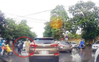 Cô gái tặng đôi dép tổ ong cho chiến sĩ CSGT chân trần phân làn giữa trời mưa bão
