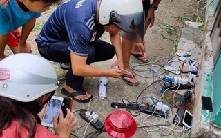 Giữa nơi ảnh hưởng nhất bởi cơn bão số 5, có 1 trạm sạc miễn phí giúp đỡ cả trăm người duy trì sinh hoạt trong lúc khó khăn