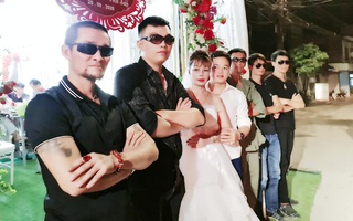 Cô dâu 63 tuổi ở Cao Bằng tổ chức tiệc 2 năm ngày cưới, gây tranh cãi khi mặc váy cô dâu rườm rà đứng đón khách