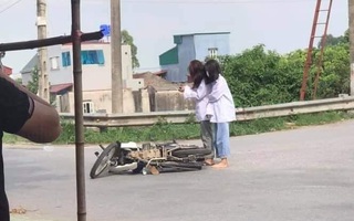Bị ngã xe giữa đường, 2 cô gái không nằm tại chỗ mà đứng phắt dậy làm một việc khiến ai cũng khó hiểu